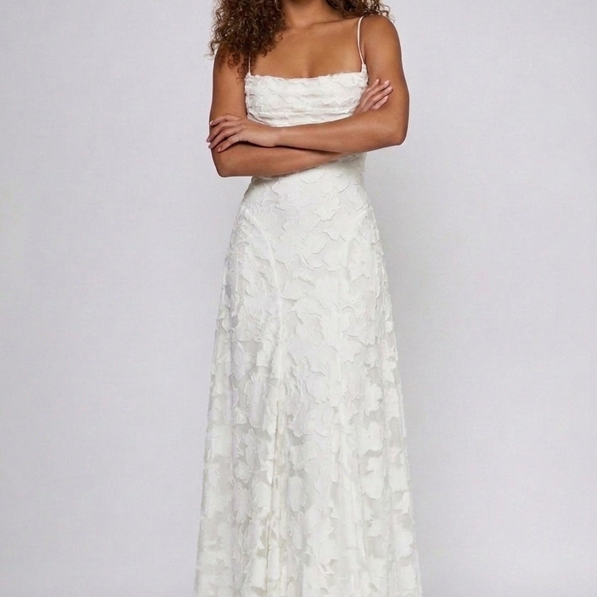 Robe Longue Dentelle Florale Dos Lacé Élégance