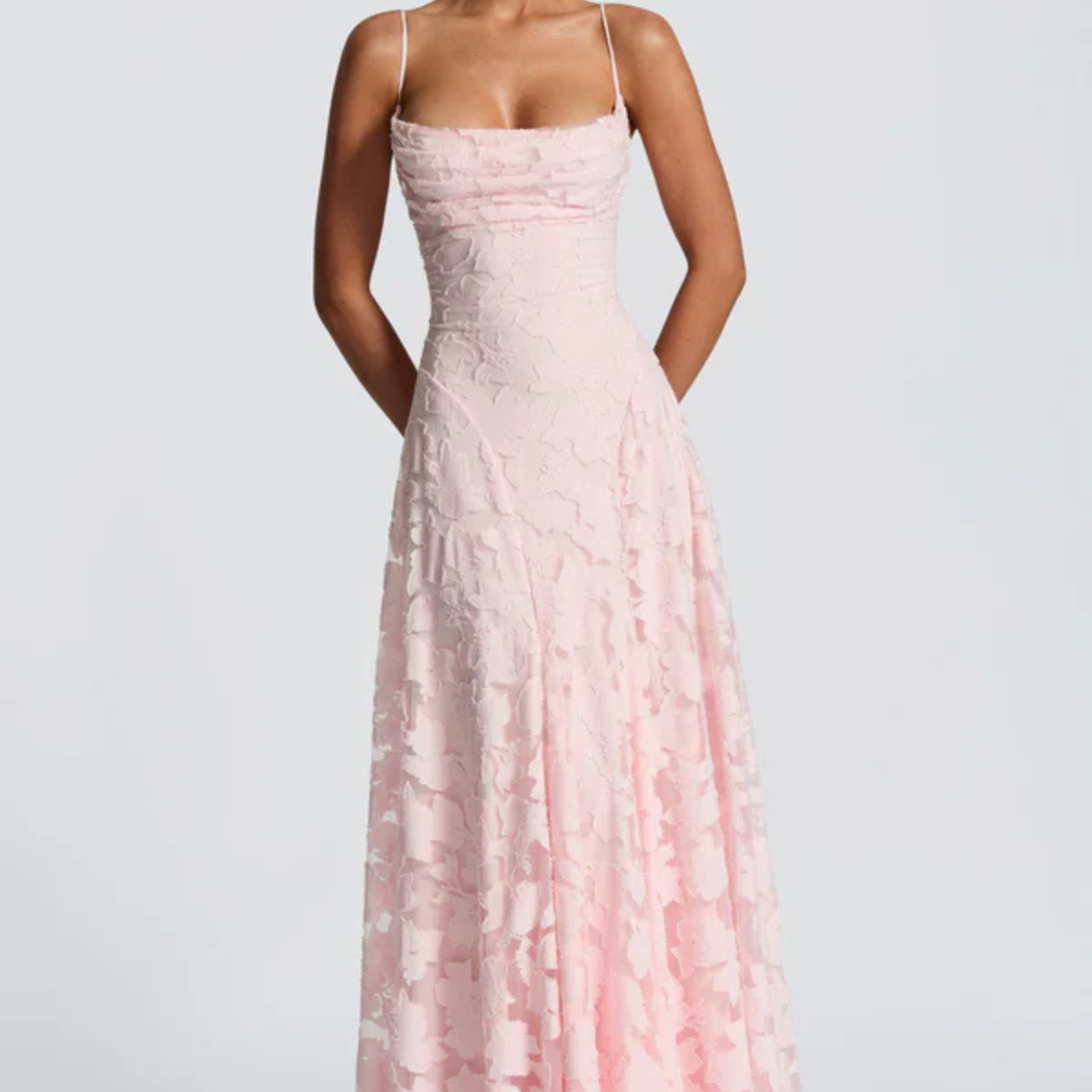 Robe Longue Dentelle Florale Élégance Prestige