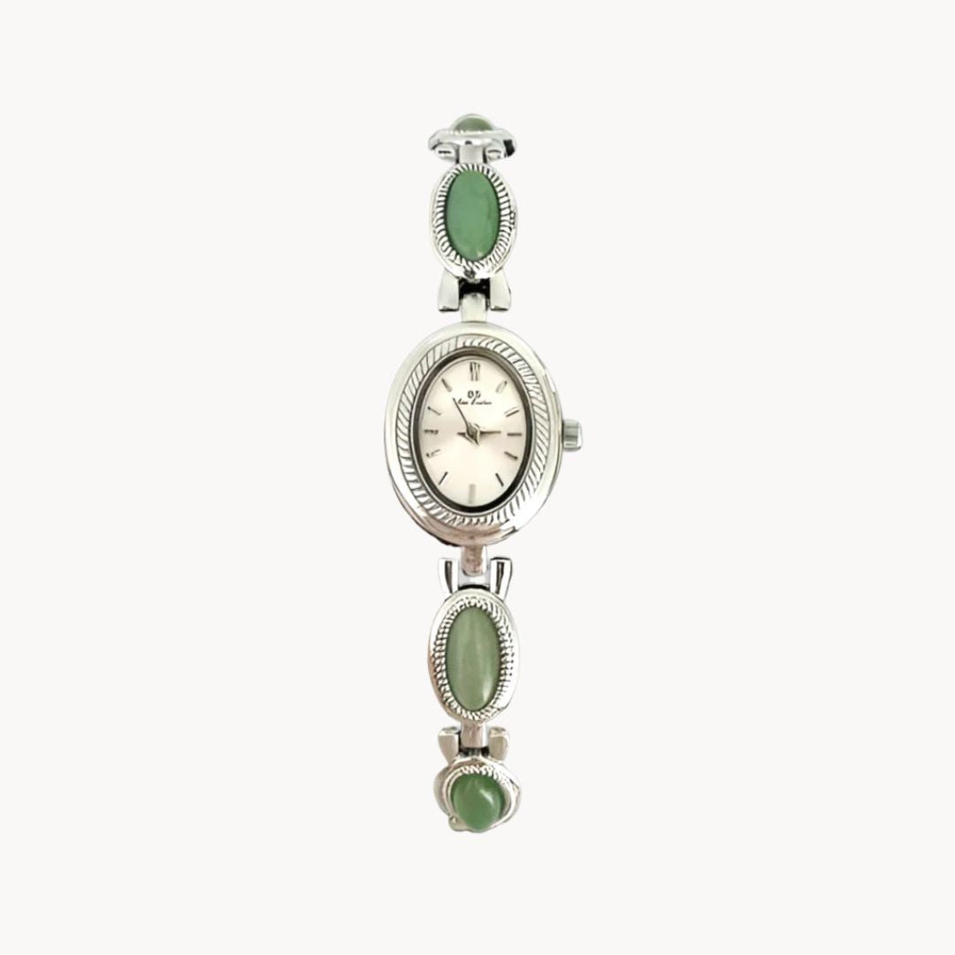 Montre femme cadran ovale à bracelet orné de pierres