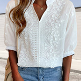 Blouse Blanche Femme Brodée – Haut Élégant Col V