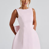 Robe courte trapèze sans manches à perles et nœud