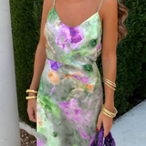 Robe Longue Satinée Fleurie Dos Nu Élégance Artistique