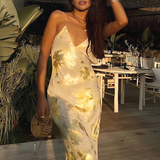 Robe Longue Satinée Fleurie Dos Nu Élégance Luxe