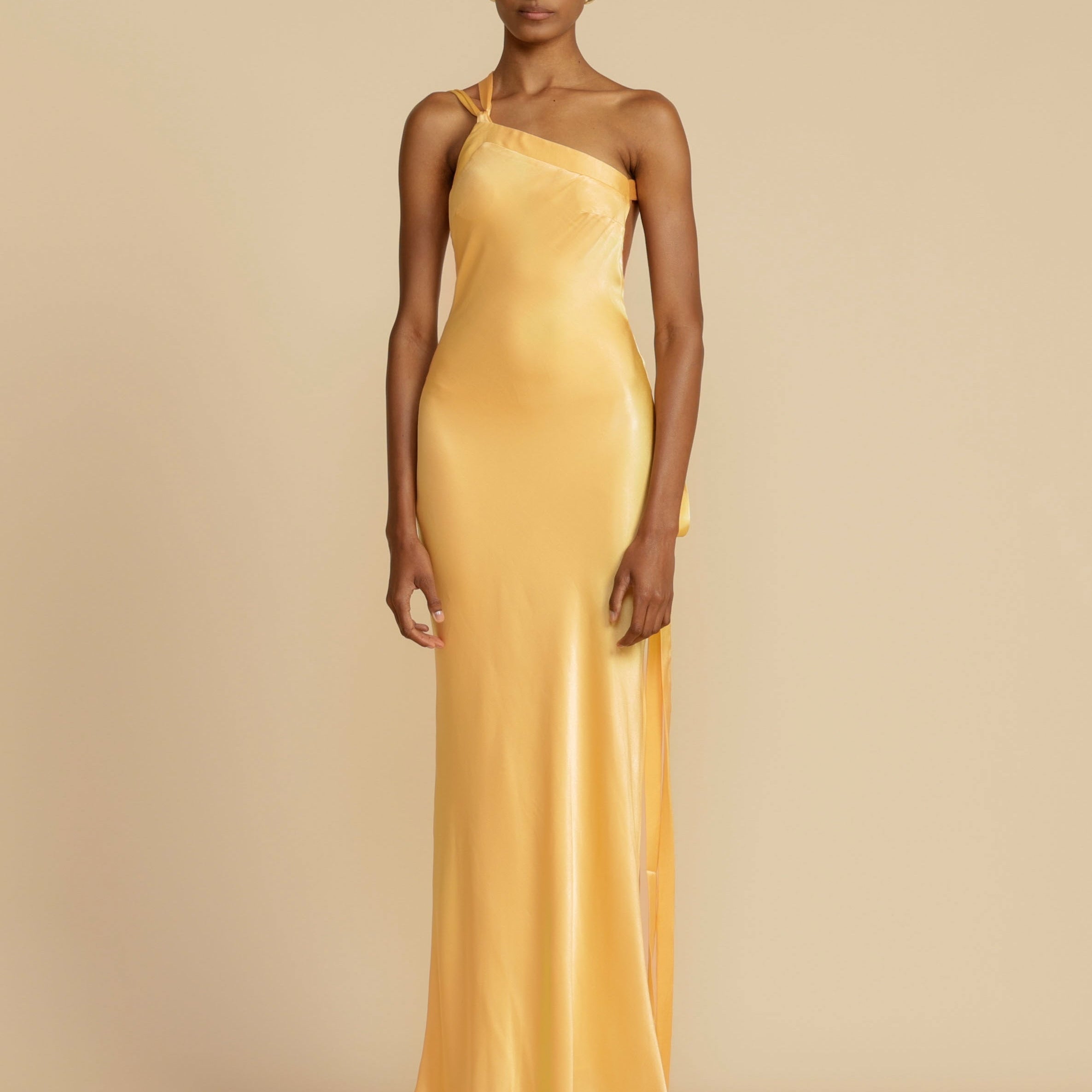 Robe Maxi Satinée Une Épaule Coupe Sirène Élégance