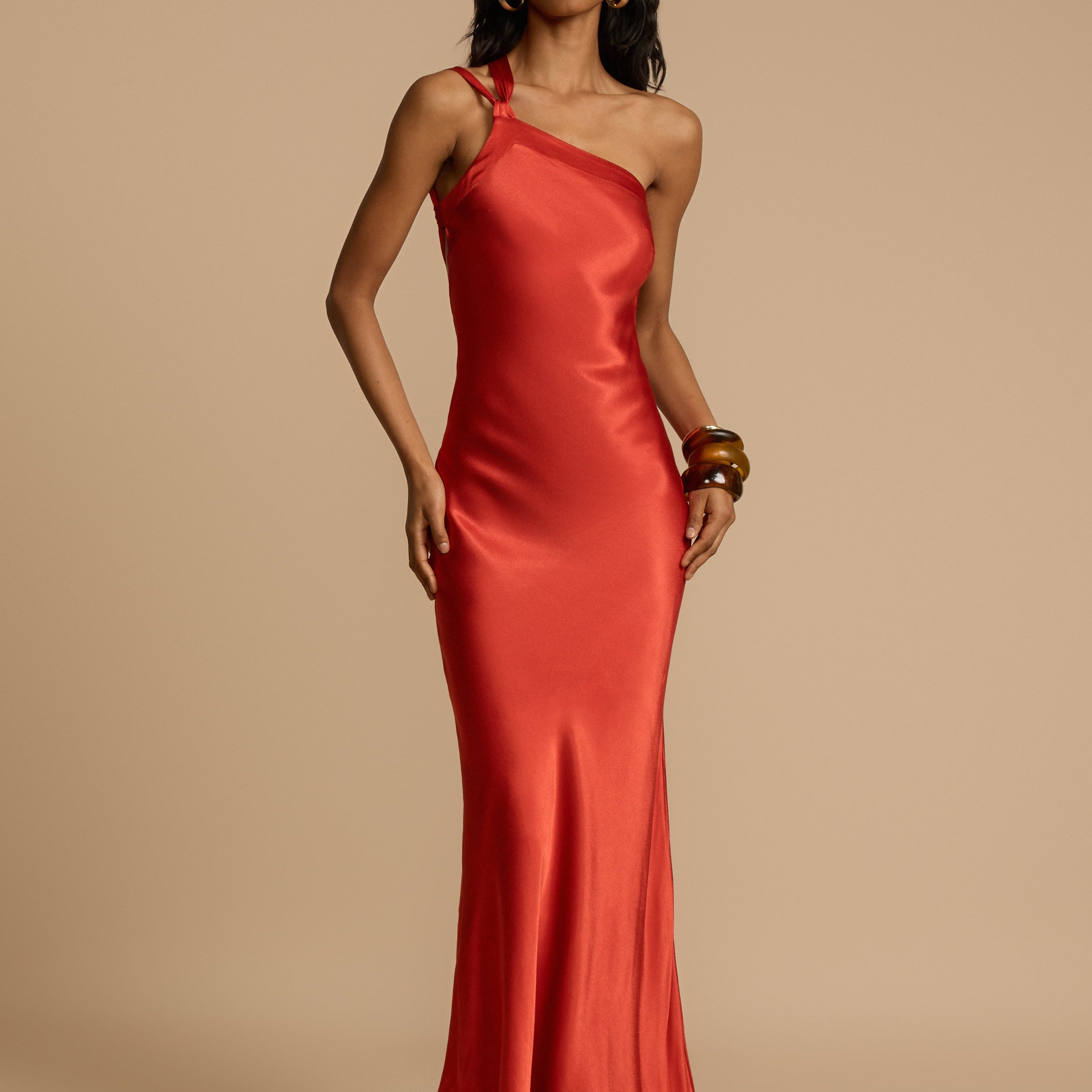 Robe Maxi Satinée Une Épaule Coupe Sirène Élégance