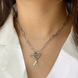 Collier maille trombone avec pendentif initiale
