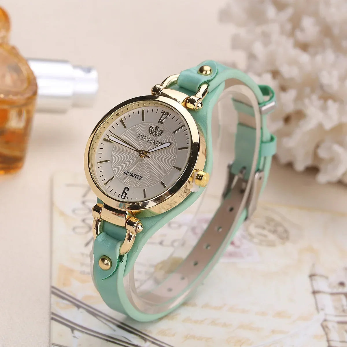 Montre femme à quartz, bracelet cuir vegan