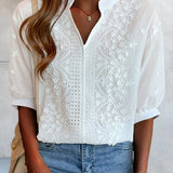 Blouse Blanche Femme Brodée – Haut Élégant Col V