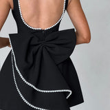 Robe courte trapèze sans manches à perles et nœud