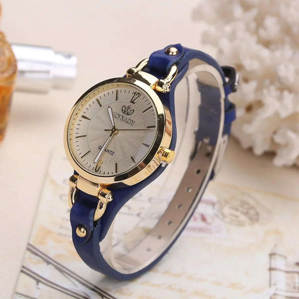 Montre femme à quartz, bracelet cuir vegan