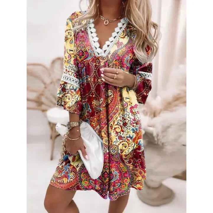 Robe Courte Bohème Broderies Col V Manches Évasées Chic
