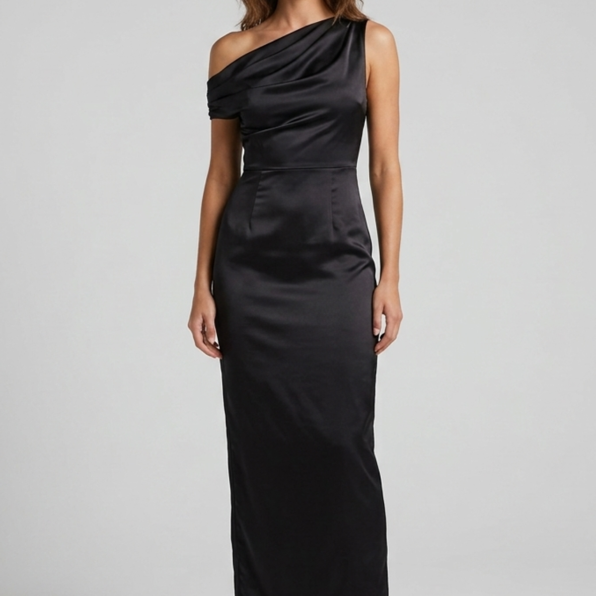 Robe Longue Satinée Asymétrique Élégante
