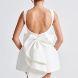 Robe courte trapèze sans manches à perles et nœud
