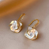 Boucles d'oreilles pendantes fleur dorées nacrées