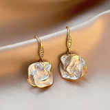 Boucles d'oreilles pendantes fleur dorées nacrées