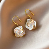 Boucles d'oreilles pendantes fleur dorées nacrées