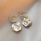Boucles d'oreilles pendantes fleur dorées nacrées