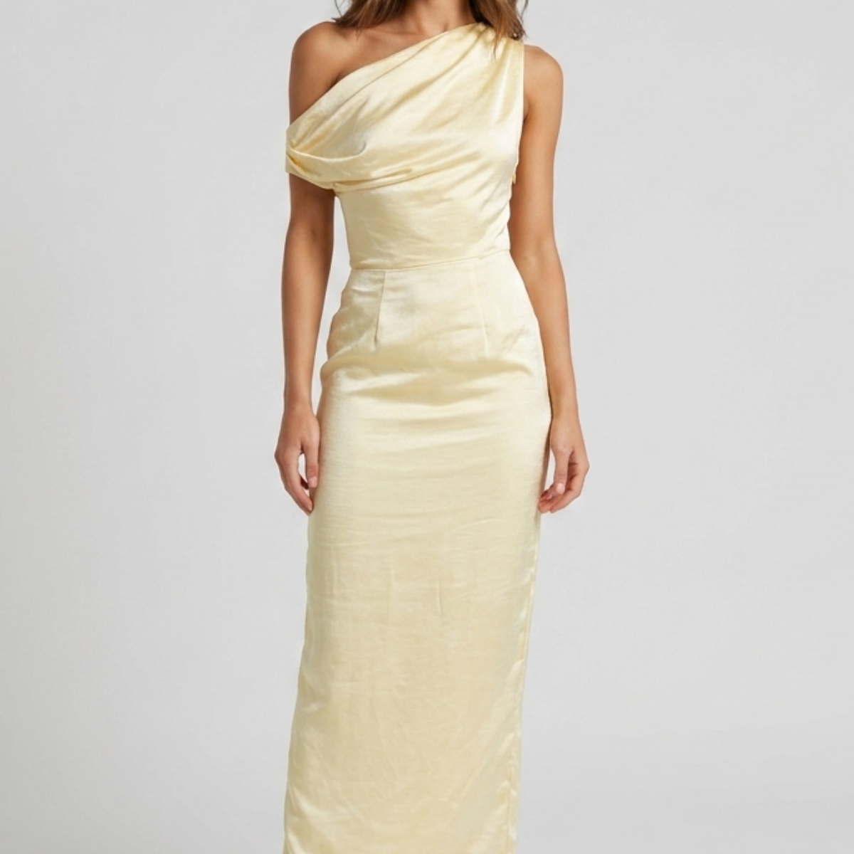 Robe Longue Satinée Asymétrique Élégante