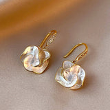 Boucles d'oreilles pendantes fleur dorées nacrées