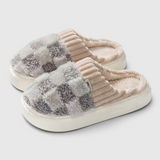 Pantoufles femme damier pelucheux à plateforme