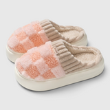 Pantoufles femme damier pelucheux à plateforme