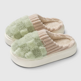Pantoufles femme damier pelucheux à plateforme