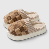 Pantoufles femme damier pelucheux à plateforme