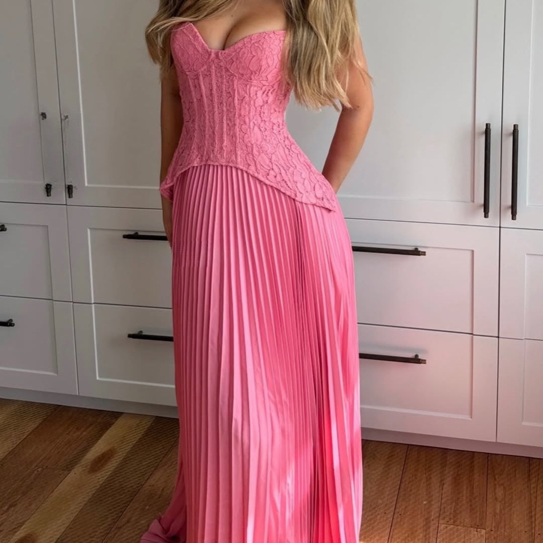 Robe longue plissée à col licou et décolleté V