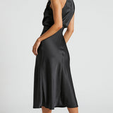 Robe Midi Satinée Col Drapé Élégance Moderne