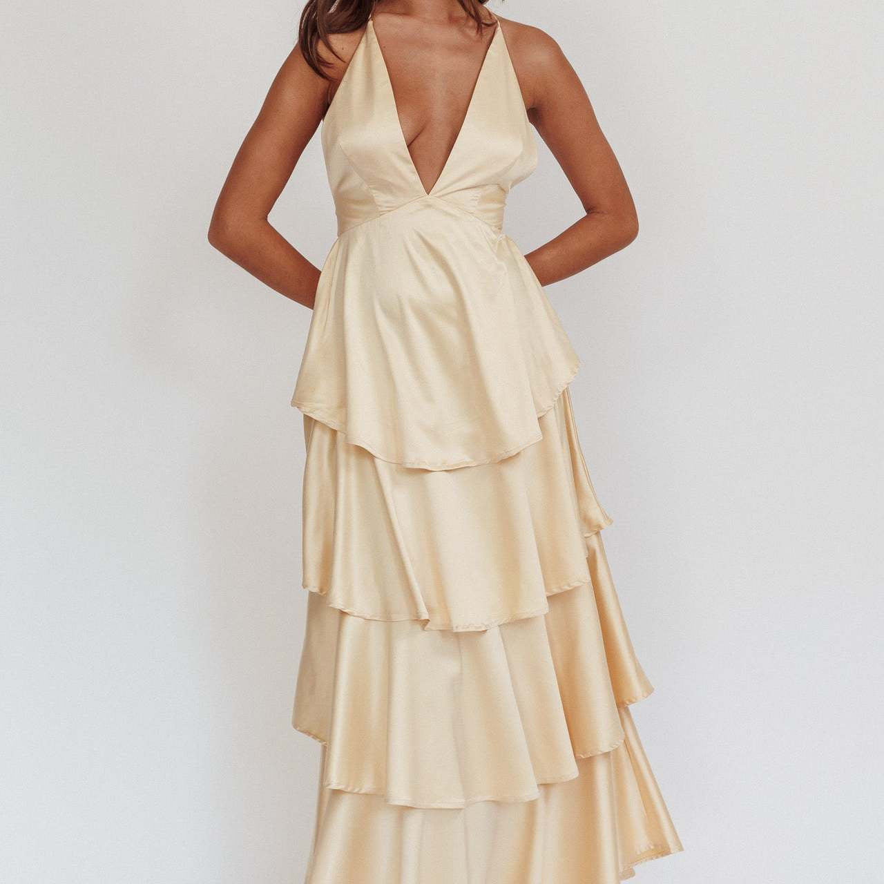 Robe Longue Volants Superposés Décolleté Plongeant