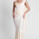 Robe Longue Satinée Épaule Dénudée Fleur Élégante