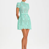 Robe Courte Dentelle Florale Élégance Raffinée