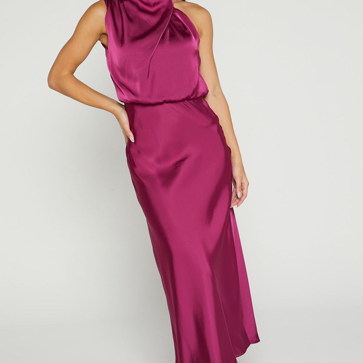 Robe Midi Satinée Col Drapé Élégance Moderne