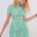 Robe Courte Dentelle Florale Élégance Raffinée