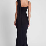 Robe Longue Satinée Épaule Dénudée Fleur Élégante