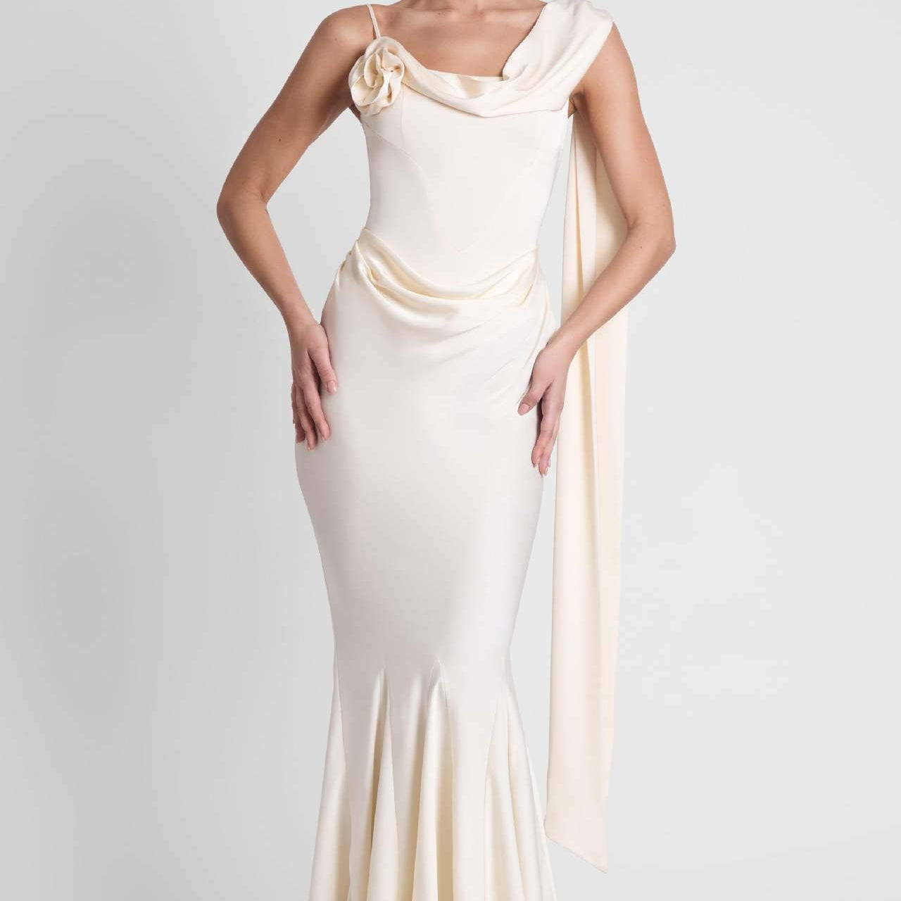 Robe Longue Satinée Épaule Dénudée Fleur Élégante
