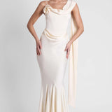 Robe Longue Satinée Épaule Dénudée Fleur Élégante
