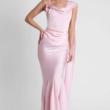 Robe Longue Satinée Épaule Dénudée Fleur Élégante