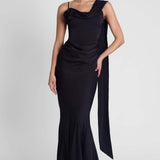 Robe Longue Satinée Épaule Dénudée Fleur Élégante