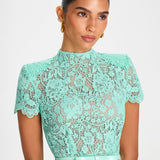 Robe Courte Dentelle Florale Élégance Raffinée