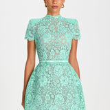 Robe Courte Dentelle Florale Élégance Raffinée