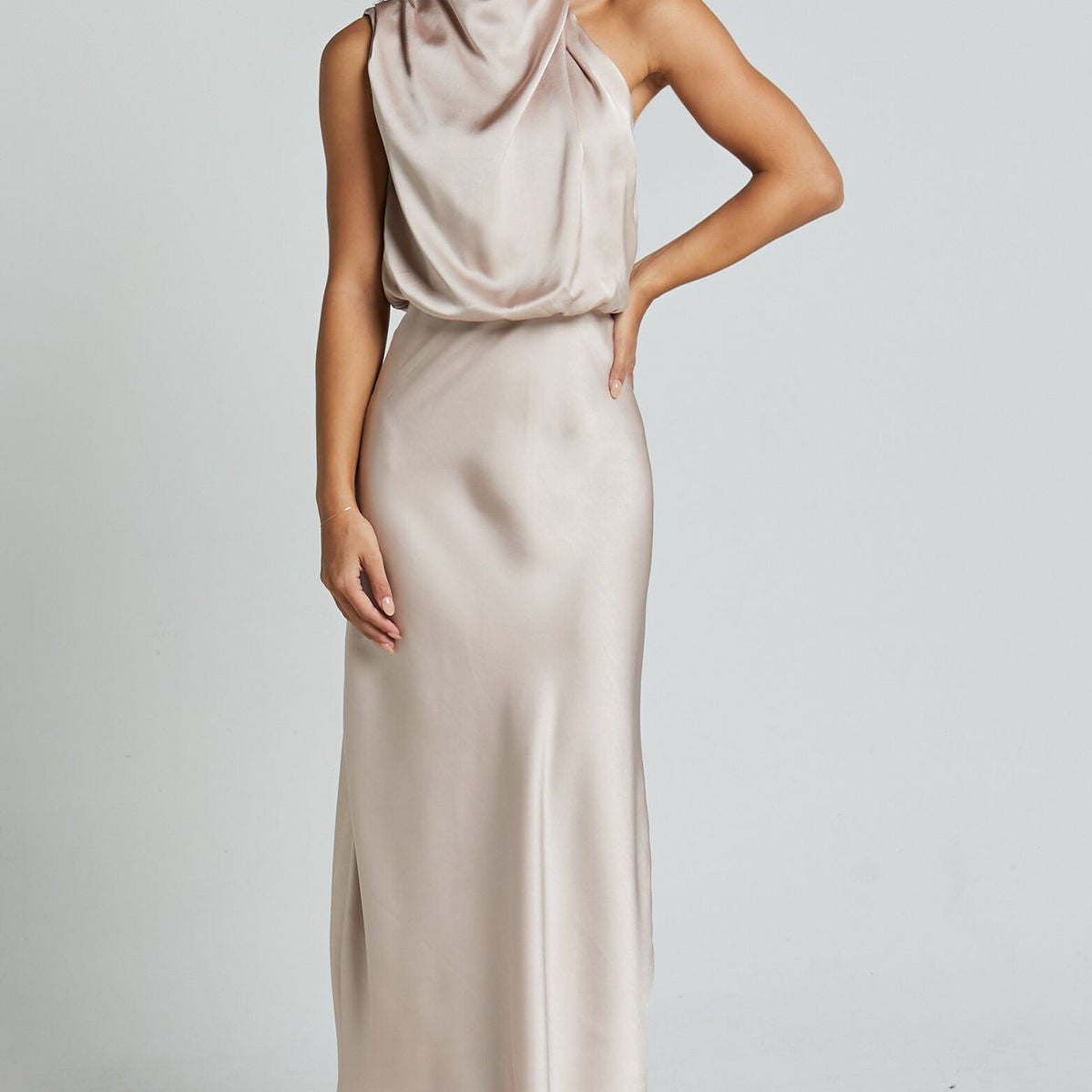 Robe Midi Satinée Col Drapé Élégance Moderne