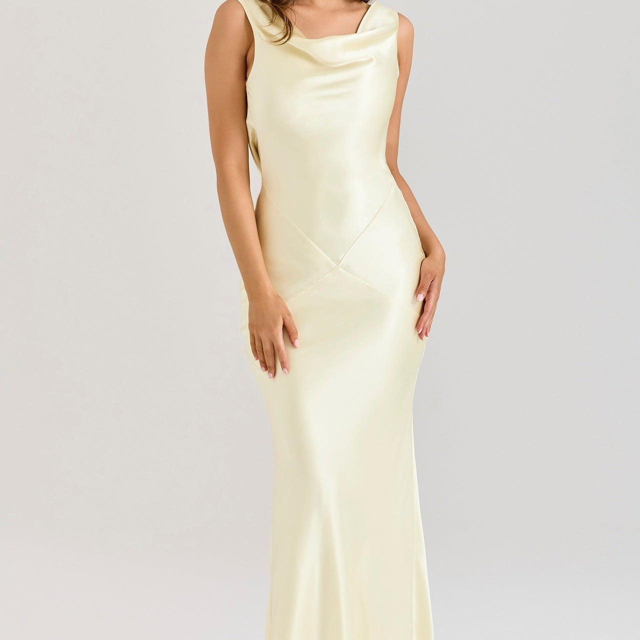 Robe Longue Satinée Dos Plongeant Élégance Glamour