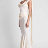 Robe Longue Satinée Épaule Dénudée Fleur Élégante