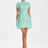 Robe Courte Dentelle Florale Élégance Raffinée