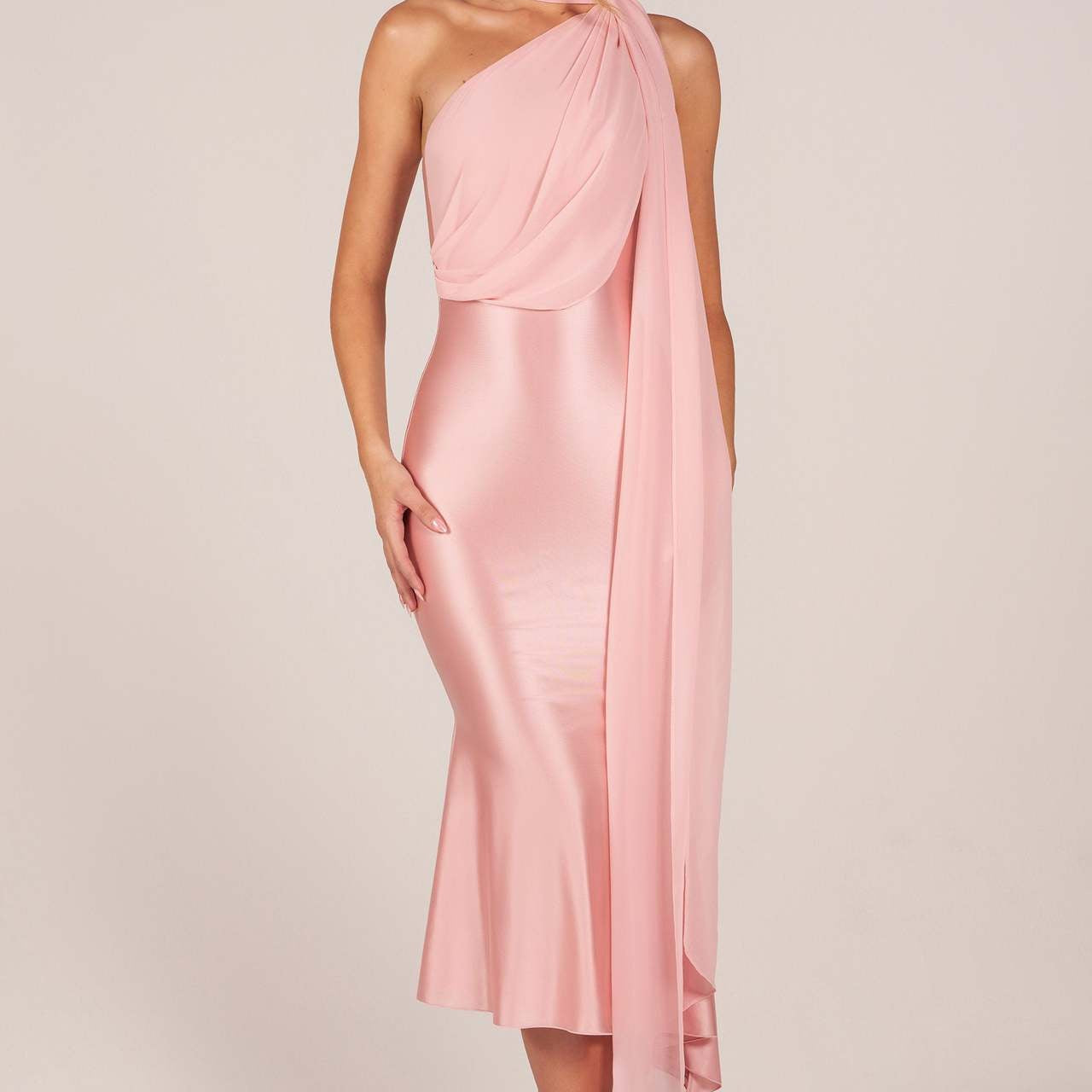 Robe Midi Satinée Asymétrique avec Écharpe Élégante