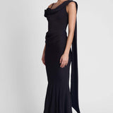 Robe Longue Satinée Épaule Dénudée Fleur Élégante