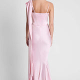 Robe Longue Satinée Épaule Dénudée Fleur Élégante