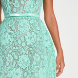 Robe Courte Dentelle Florale Élégance Raffinée