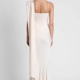 Robe Longue Satinée Épaule Dénudée Fleur Élégante